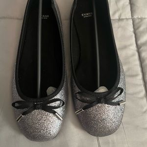 Evans from Avenue silver ballet flats. Extra wide.